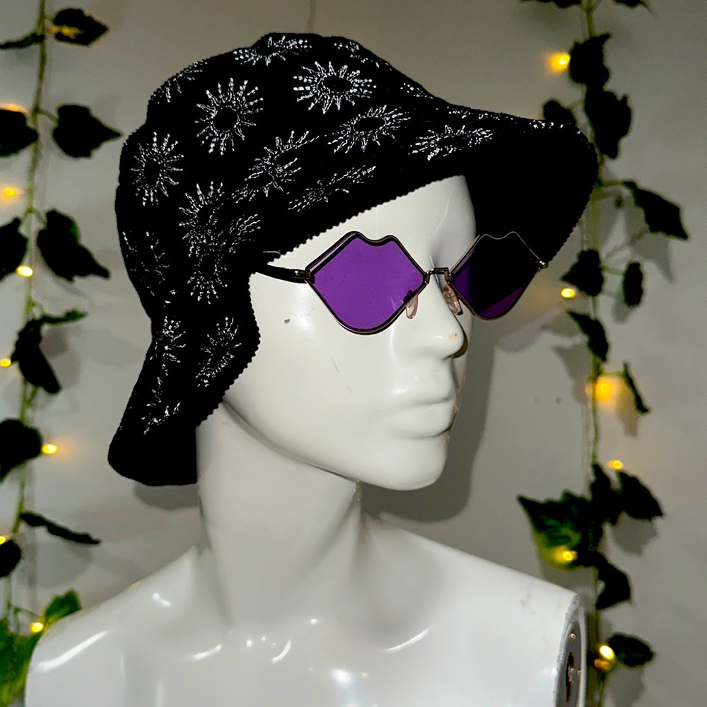 Bucket hat and glasses